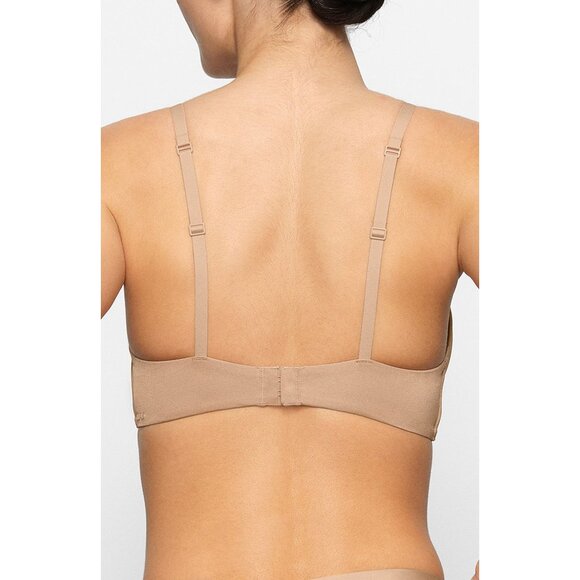 🆕SKIMS Push-Up Plunge Wireless Form Bra 34DDD Beige - Picture 2 of 11
